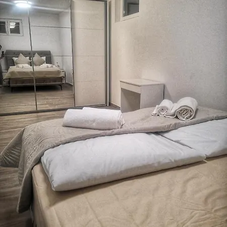 Maris Apartment *